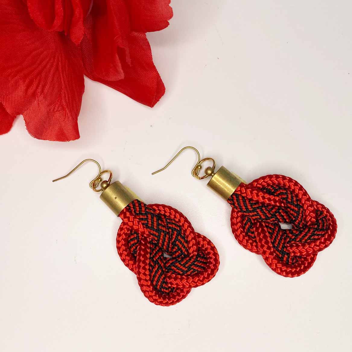 Contrast knot - red