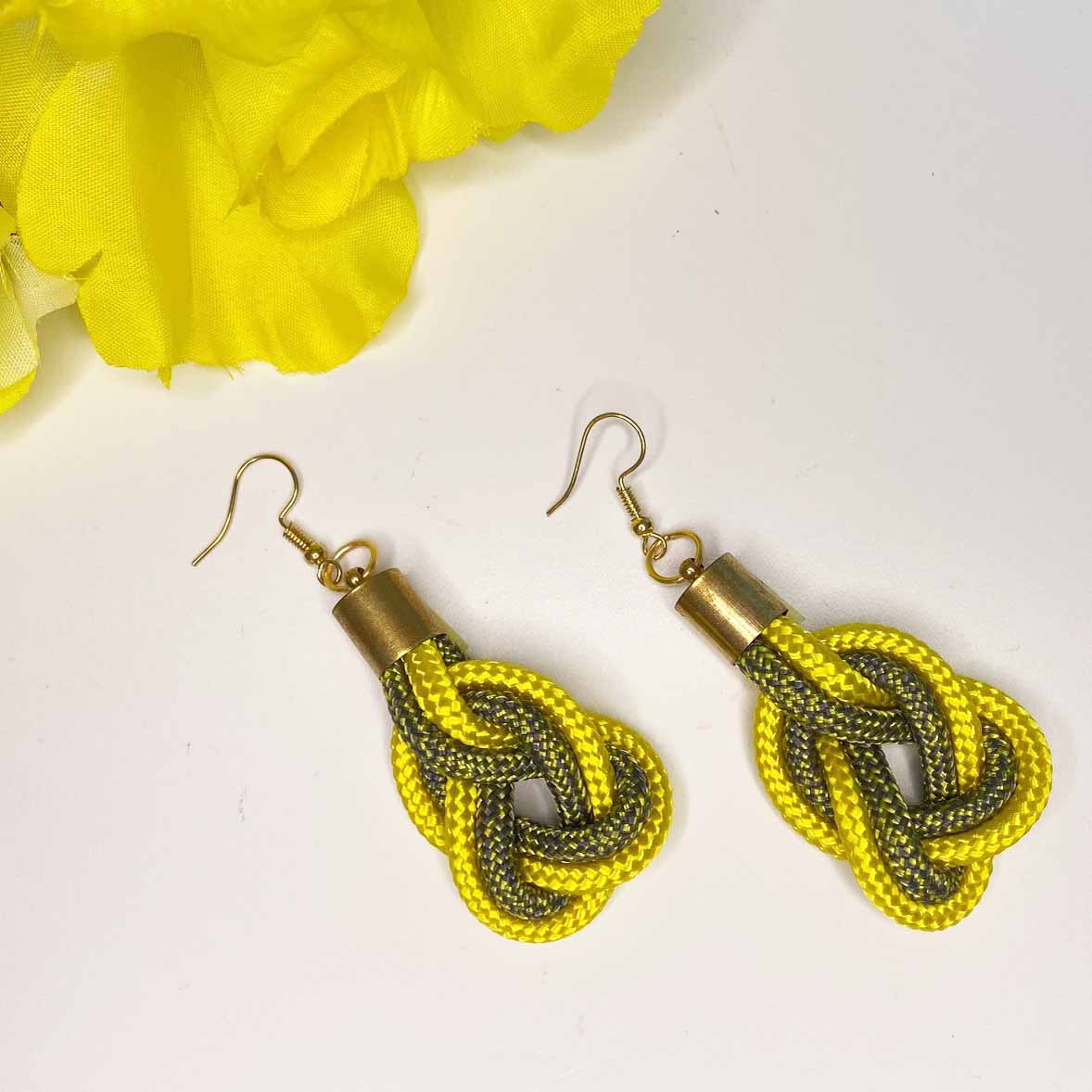 Contrast knot - yellow